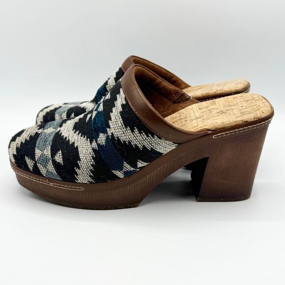 Korks Platform Lori Clogs in Aztec Blue White Black - US Women’s 9M - Picture 6 of 13